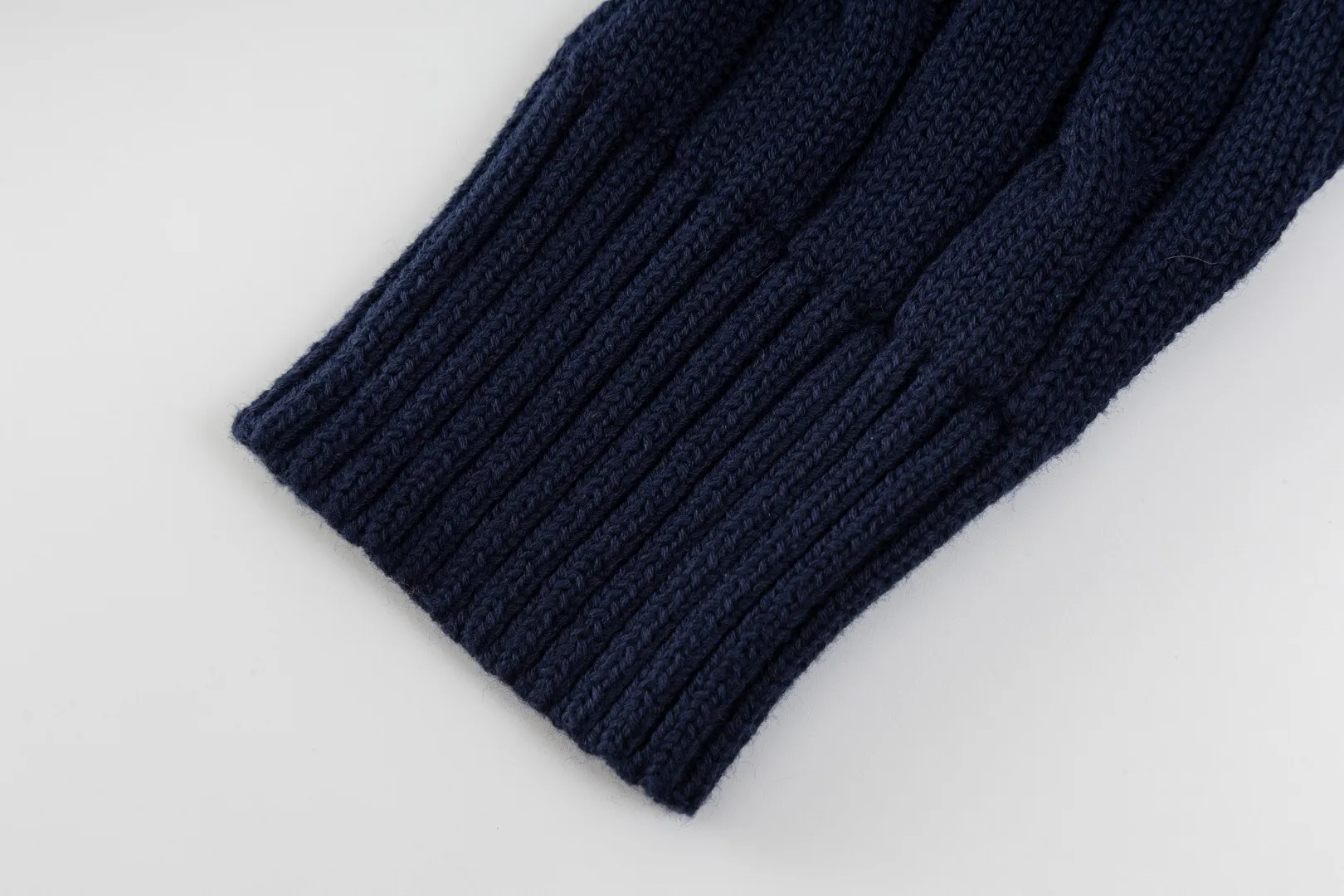 P210 #R90 RALPH LAUREN Thirteen colors of Ralph Lauren classic small label embroidery V-neck pullover cable cardigan sweater women's top, high-density LOGO embroidery on the chest, original customization of tag accessories. Made of pure cotton yarn, pure cotton is skin-friendly and comfortable, small label war horse embroidered twist button V-neck sweater🐎High quality, follow the blogger to learn how to wear it! Let’s buy a Ralph Lauren cable sweater. It’s a super hard-to-find series after it became popular. It’s hard to find one on the official website. It’s simple and practical to wear, with a lazy and loose feel. The thickened fabric has more texture, feels soft and delicate, and has a loose fit. Whether worn alone or layered, you can wear different styles of fashion with just one piece!   Size： Sleeve length: 60/61/62/63